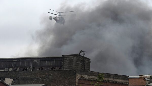 Пожарный вертолет Ка-32 МЧС РФ тушит возгорание на территории Кировского завода в Санкт-Петербурге