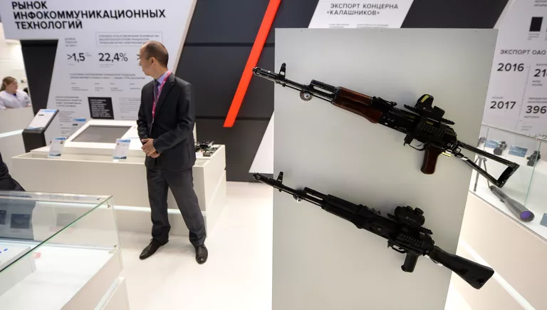 Автоматы на стенде концерна Калашников на 8-й Международной промышленной выставке Иннопром - 2017 в международном выставочном центре Екатеринбург-ЭКСПО Автоматы на стенде концерна Калашников на 8-й Международной промышленной выставке Иннопром - 2017 в международном выставочном центре Екатеринбург-ЭКСПО