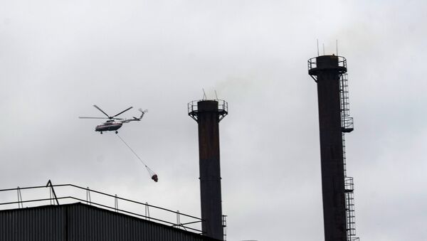 Пожарный вертолет Ми-8 МЧС РФ тушит возгорание на территории Кировского завода в Санкт-Петербурге