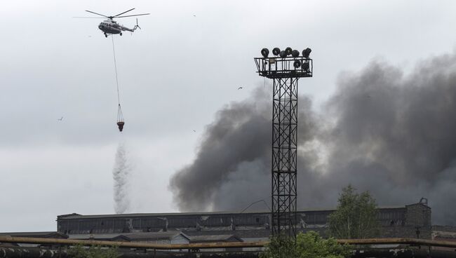 Пожарный вертолет Ми-8 МЧС РФ тушит возгорание на территории Кировского завода в Санкт-Петербурге