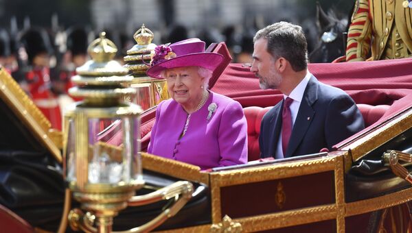 Британская королева Елизавета и испанский король Фелипе VI едут в центре Лондона. 12 июля 2017