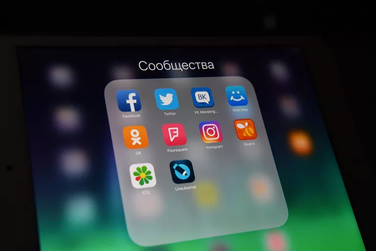 Иконки социальных сетей на экране смартфона Иконки социальных сетей на экране смартфона