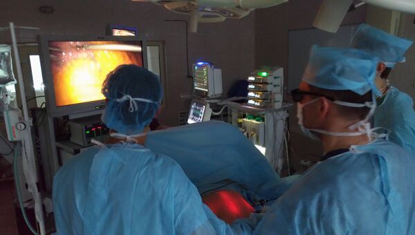 Хирурги во время лапароскопической операции на двенадцатиперстной кишке и поджелудочной железе.