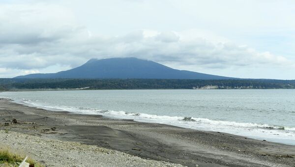 Вулкан Менделеева в южной части Курильских островов. Архивное фото