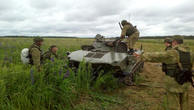 Подготовка десантированной БМД-2 к бою. Архивное фото