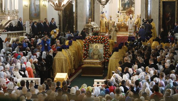 Богослужение в Свято-Троицком соборе Александро-Невской лавры, куда доставили ковчег с мощами святителя Николая Чудотворца