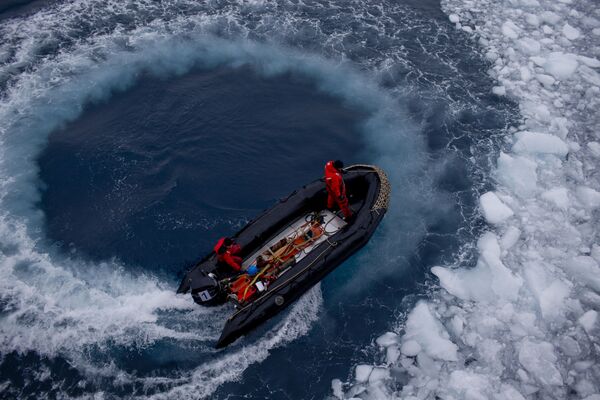 Офицеры военно-морских сил Чили приближаются к кораблю, чтобы вывезти ученых на научную станцию Бернардо О'Хиггинс, Антарктида