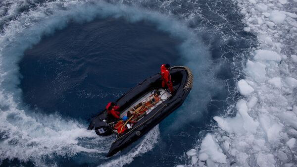 Офицеры военно-морских сил Чили приближаются к кораблю, чтобы вывезти ученых на научную станцию Бернардо О'Хиггинс, Антарктида