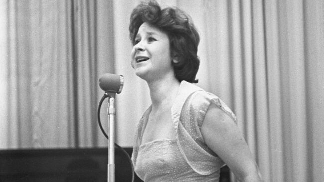 Советская певица Тамара Григорьевна Миансарова выступает на концерте. Архивное фото