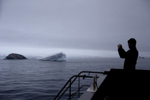 Швейцарский геолог Ричард Спикингс возле станции Бернардо О'Хиггинса в Антарктиде