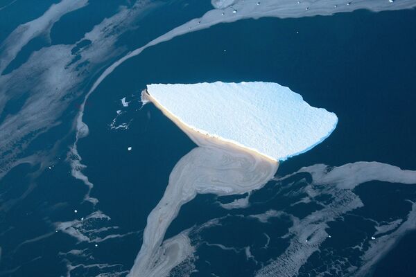 Айсберг в море Лазарева у берегов Антарктиды