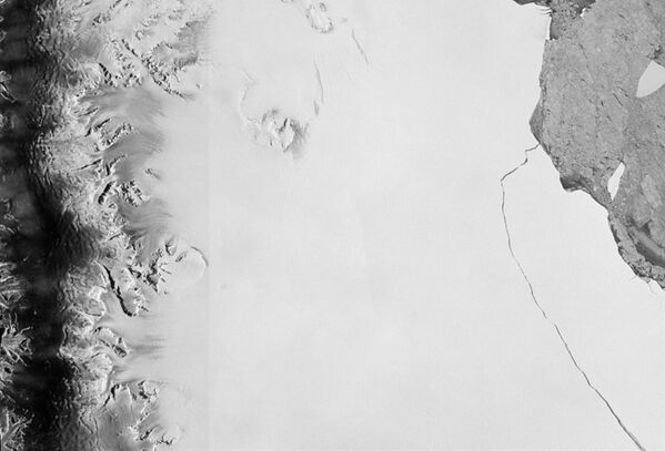 Айсберг откололся от ледника в Антарктиде