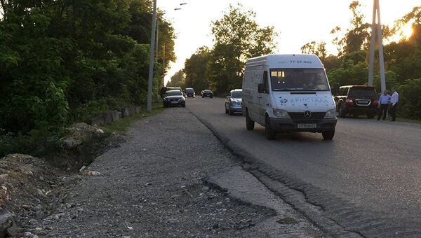 Участок дороги, на котором было совершено нападение на российских туристов в Абхазии