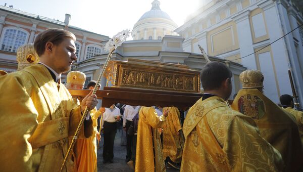 Священнослужители несут ковчег с мощами святителя Николая Чудотворца в Свято-Троицкий собор Александро-Невской лавры