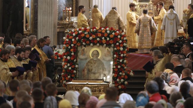 Богослужение в Свято-Троицком соборе Александро-Невской лавры, куда доставили ковчег с мощами святителя Николая Чудотворца. Архивное фото