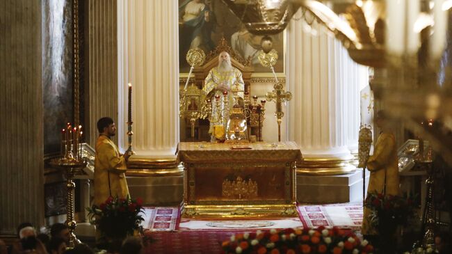 Митрополит Санкт-Петербургский и Ладожский Варсонофий во время богослужения в Свято-Троицком соборе Александро-Невской лавры, куда доставили ковчег с мощами святителя Николая Чудотворца