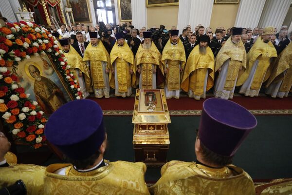 Богослужение в Свято-Троицком соборе Александро-Невской лавры, куда доставили ковчег с мощами святителя Николая Чудотворца