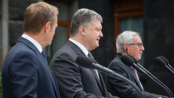 Президент Украины Петр Порошенко, президент Еврокомиссии Жан-Клод Юнкер и президент Европейского совета Дональд Туск на брифинге после саммита Украина-ЕС. 13 июля 2017
