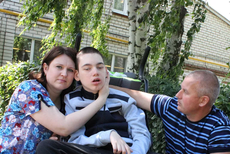 К семи годам Сережа совсем перестал говорить и ходить, сам не может одеться, раздеться К семи годам Сережа совсем перестал говорить и ходить, сам не может одеться, раздеться