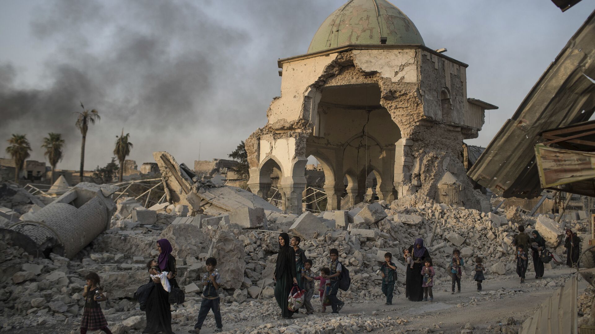 Местные жители прохят мимо разрушенной мечети в Мосуле, Ирак - РИА Новости, 1920, 12.05.2020