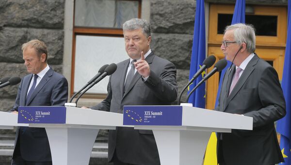 Президент Украины Петр Порошенко, президент Еврокомиссии Жан-Клод Юнкер и президент Европейского совета Дональд Туск на брифинге после саммита Украина-ЕС. 13 июля 2017