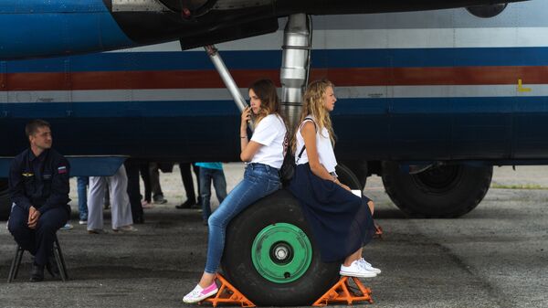Девушки в аэропорту Толмачево в Новосибирске