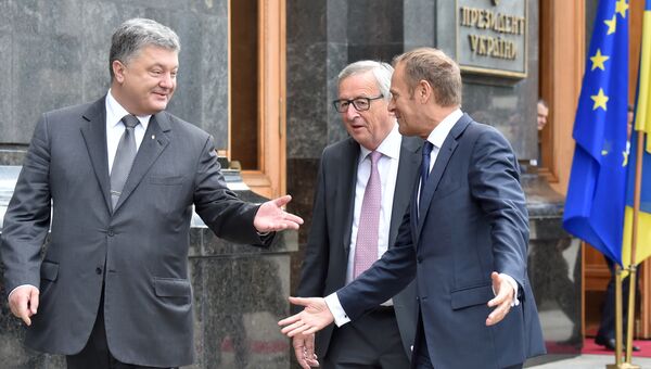 Президент Украины Петр Порошенко, президент Еврокомиссии Жан-Клод Юнкер и президент Европейского совета Дональд Туск после саммита Украина-ЕС. 13 июля 2017