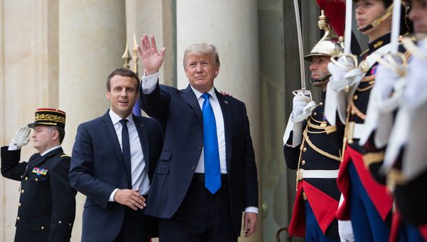 Дональд Трамп и Эммануэль Макрон во время встречи в Париже. 13 июля 2017