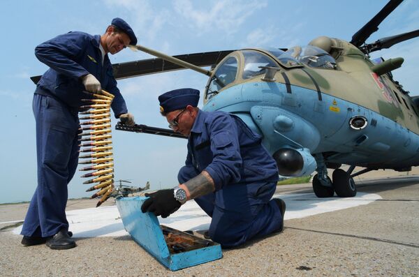Авиационные техники готовят вертолет Ми-35 к вылету во время учений