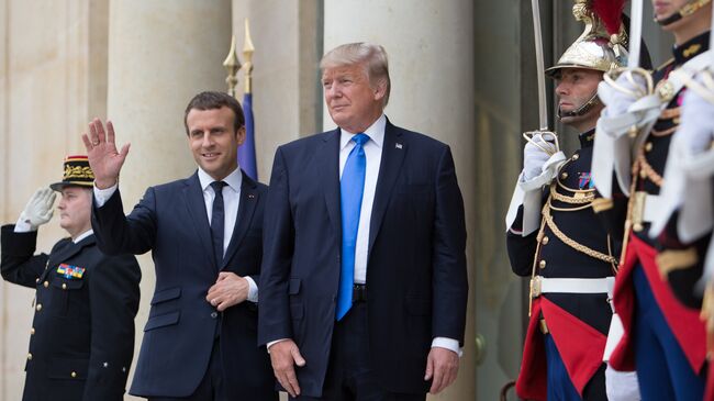 Дональд Трамп и Эммануэль Макрон во время встречи в Париже. 13 июля 2017 Дональд Трамп и Эммануэль Макрон во время встречи в Париже. 13 июля 2017