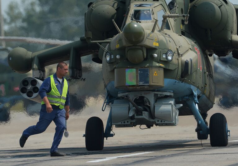 Вертолет Ми-28 во время учений отдельного вертолетного полка на аэродроме Черниговка в Приморском крае