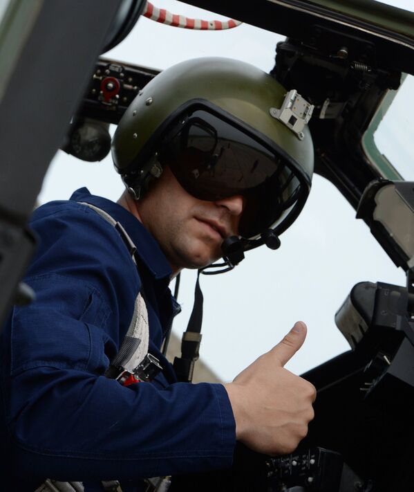 Командир в кабине вертолета Ми-28 во время учений отдельного вертолетного полка на аэродроме Черниговка в Приморском крае