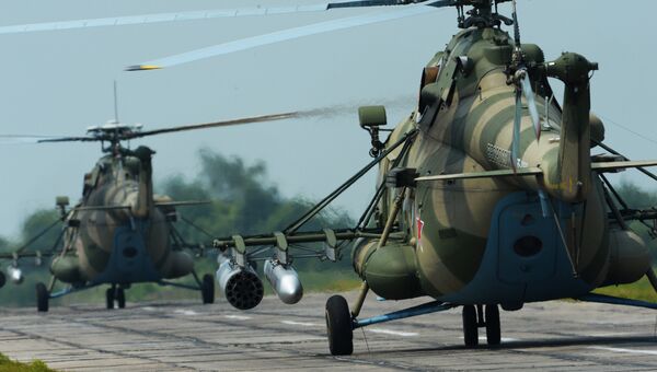 Вертолеты Ми-8 АМТШ во время учений отдельного вертолетного полка на аэродроме Черниговка в Приморском крае