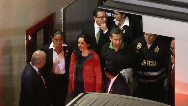 Экс-президент Перу Ольянта Умала и его супруга Надин Эредия в здании суда в Лиме. 13 июля 2017