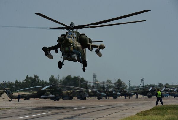 Вертолет Ми-28 во время учений отдельного вертолетного полка на аэродроме Черниговка в Приморском крае