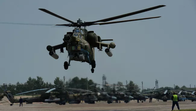 Вертолет Ми-28 во время учений отдельного вертолетного полка на аэродроме Черниговка в Приморском крае