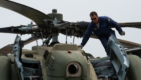 Авиационные специалисты готовят вертолет Ми-28 к полету во время учений отдельного вертолетного полка на аэродроме Черниговка в Приморском крае