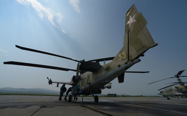 Вертолеты Ка-52 Аллигатор во время учений отдельного вертолетного полка на аэродроме Черниговка в Приморском крае