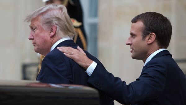 Президент США Дональд Трамп и президент Франции Эммануэль Макрон во время встречи в Париже. 13 июля 2017