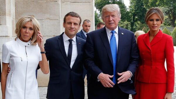 Президент США Дональд Трамп с супругой Меланьей и президент Франции Эммануэль Макрон с супругой Брижит Макрон в Париже. 13 июля 2017