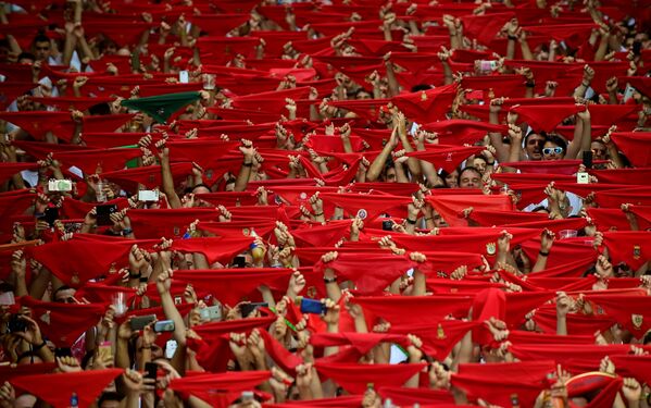 Участники фестиваля Сен-Фермин в Памплоне с красными платками