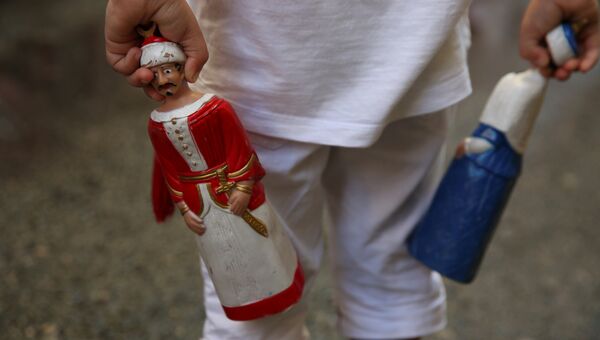 Мальчик держит статуэтки гигантов во время фестиваля Сен-Фермин в Памплоне