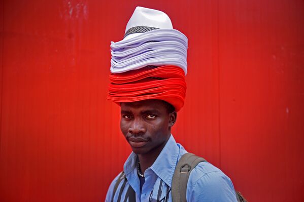 Продавец шляп во время фестиваля Сан-Фермин в Памплоне