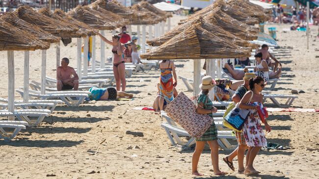 Отдыхающие на пляже в поселке Лермонтово