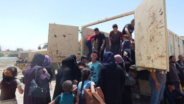 Беженцы во время перехода из правой части Мосула в левую