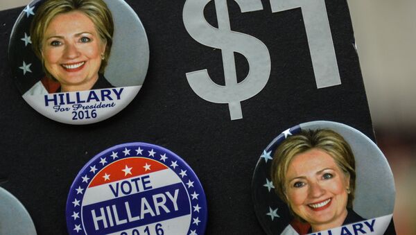 Значки с изображением кандидата в президенты США от Демократической партии Хиллари Клинтон в Нью-Йорке