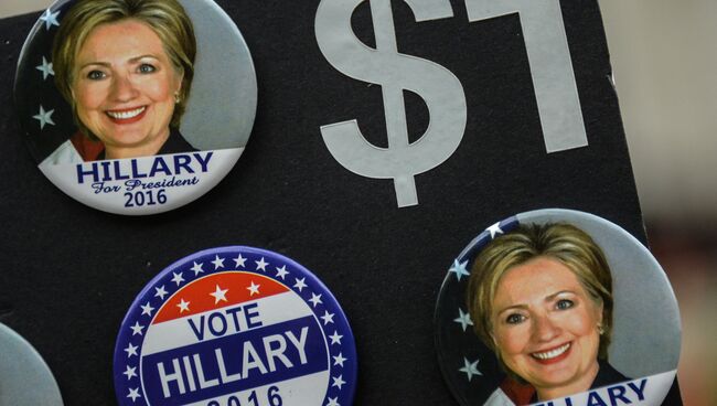 Значки с изображением кандидата в президенты США от Демократической партии Хиллари Клинтон в Нью-Йорке. Архивное фото