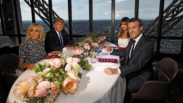 Президент США Дональд Трамп с супругой Меланьей и президент Франции Эммануэль Макрон с супругой Брижит Макрон во время ужина на Эйфелевой башне в Париже. 13 июля 2017