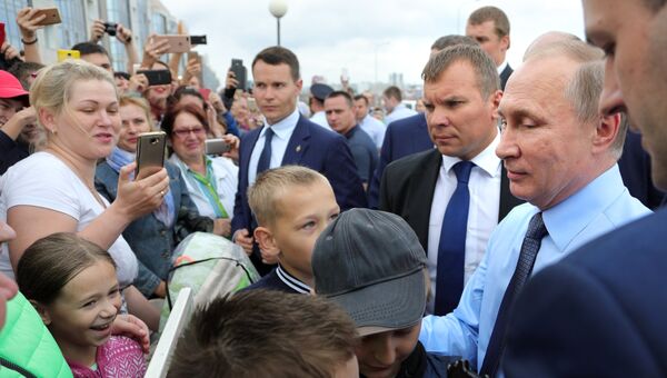 Президент РФ Владимир Путин общается с местными жителями у строящейся школы поселка Дубовое Белгородской области. 14 июля 2017
