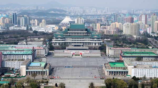 Вид на площадь Ким Ир Сена и Центральную библиотеку Пхеньяна со смотровой площадки монумента идей Чучхе